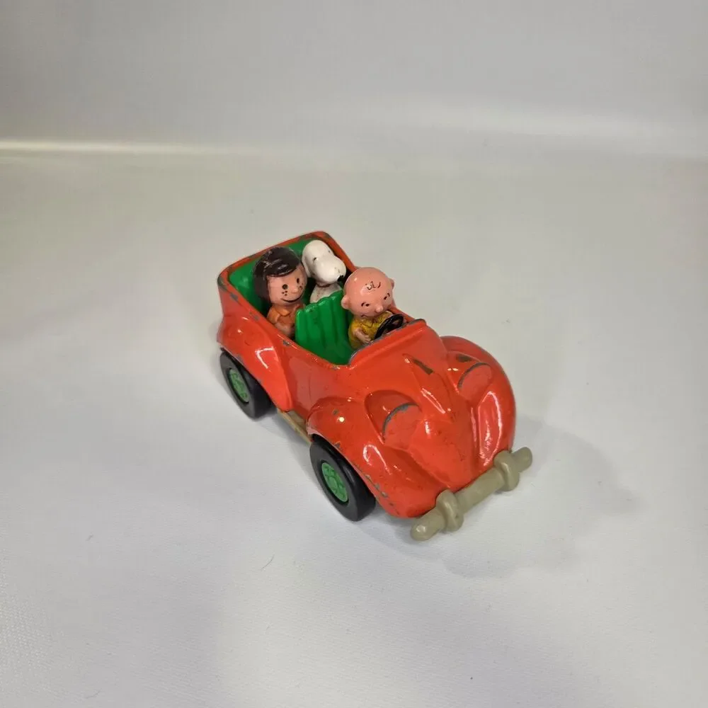 Vintage 1986 Aviva Snoopy's Family Car Peanuts Die Cast Metal Car Charlie Brown